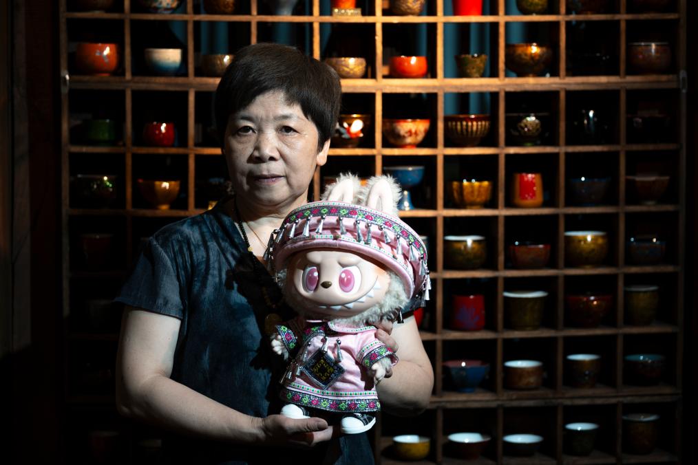 中国の少数民族衣装を着たラブブ、無形文化遺産の継承に新たな道を開く